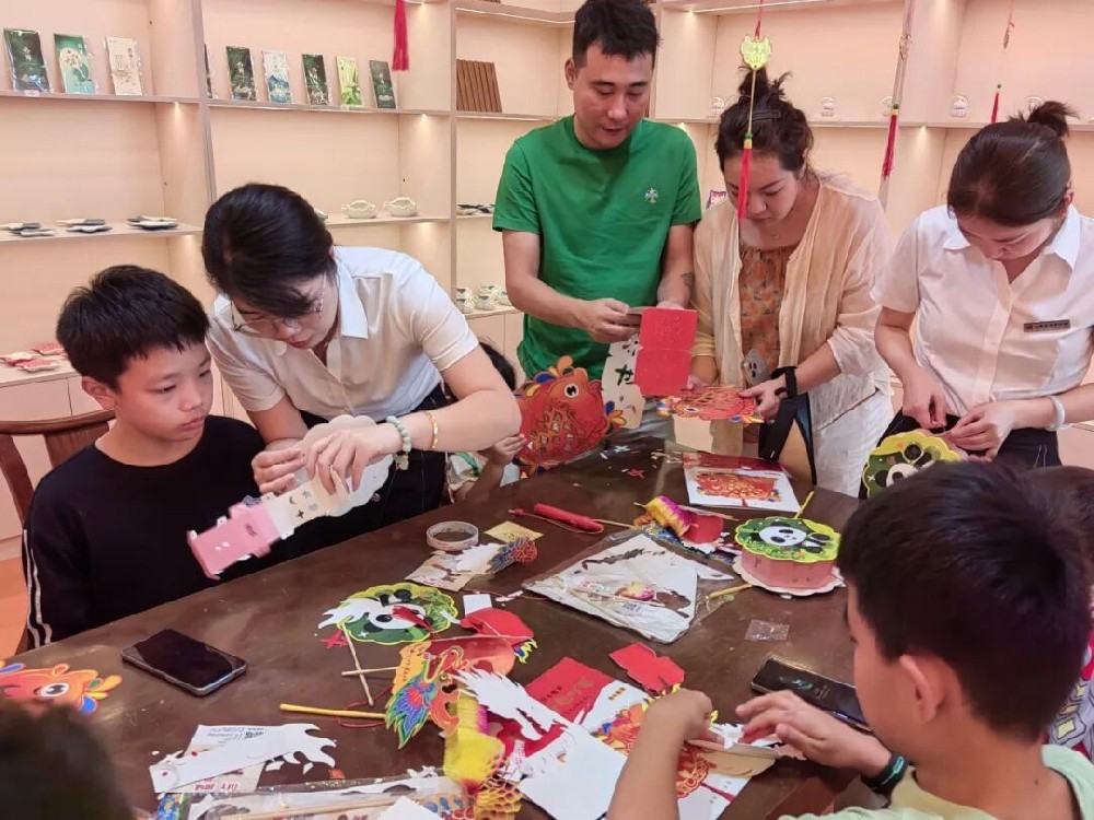 天涯共此时，元宵佳节至。三亚山海砗磲博物馆祝您元宵节快乐！